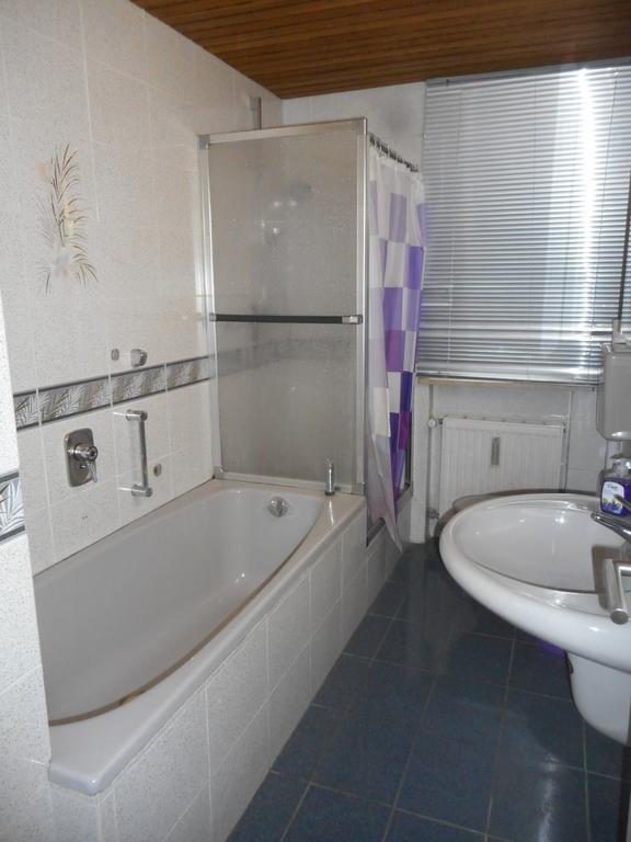 Chambre Lits Jumeaux avec Salle de Bains Commune